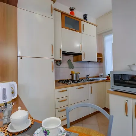 Appartement Gabri By The Sea With Balcony And Shared Garden - Happy