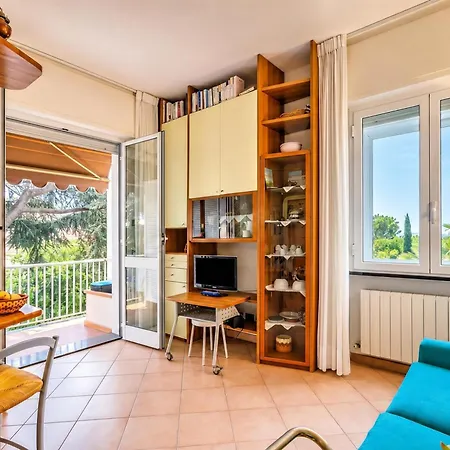 Apartment Gabri By The Sea With Balcony And Shared Garden - Happy